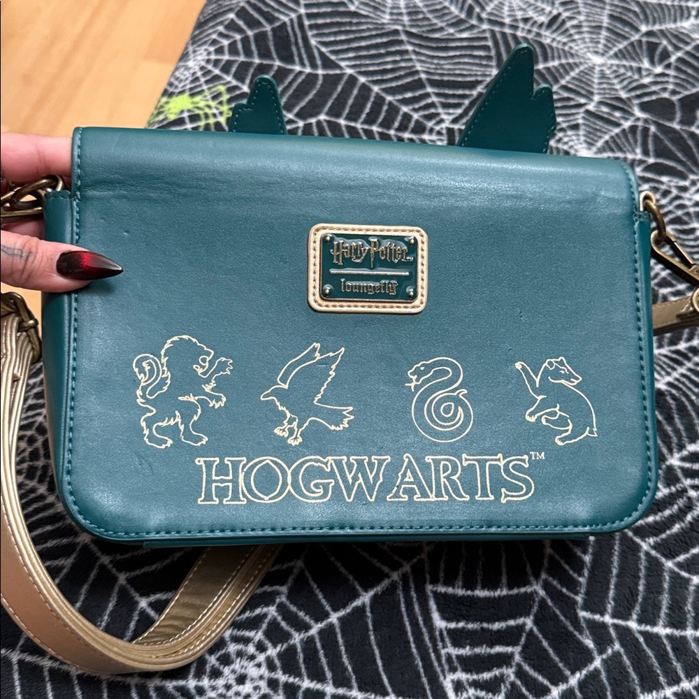Loungefly Harry Potter Golden Hogwarts Castle Crossbody Bag with Pouch Mult - Picture 8 of 13